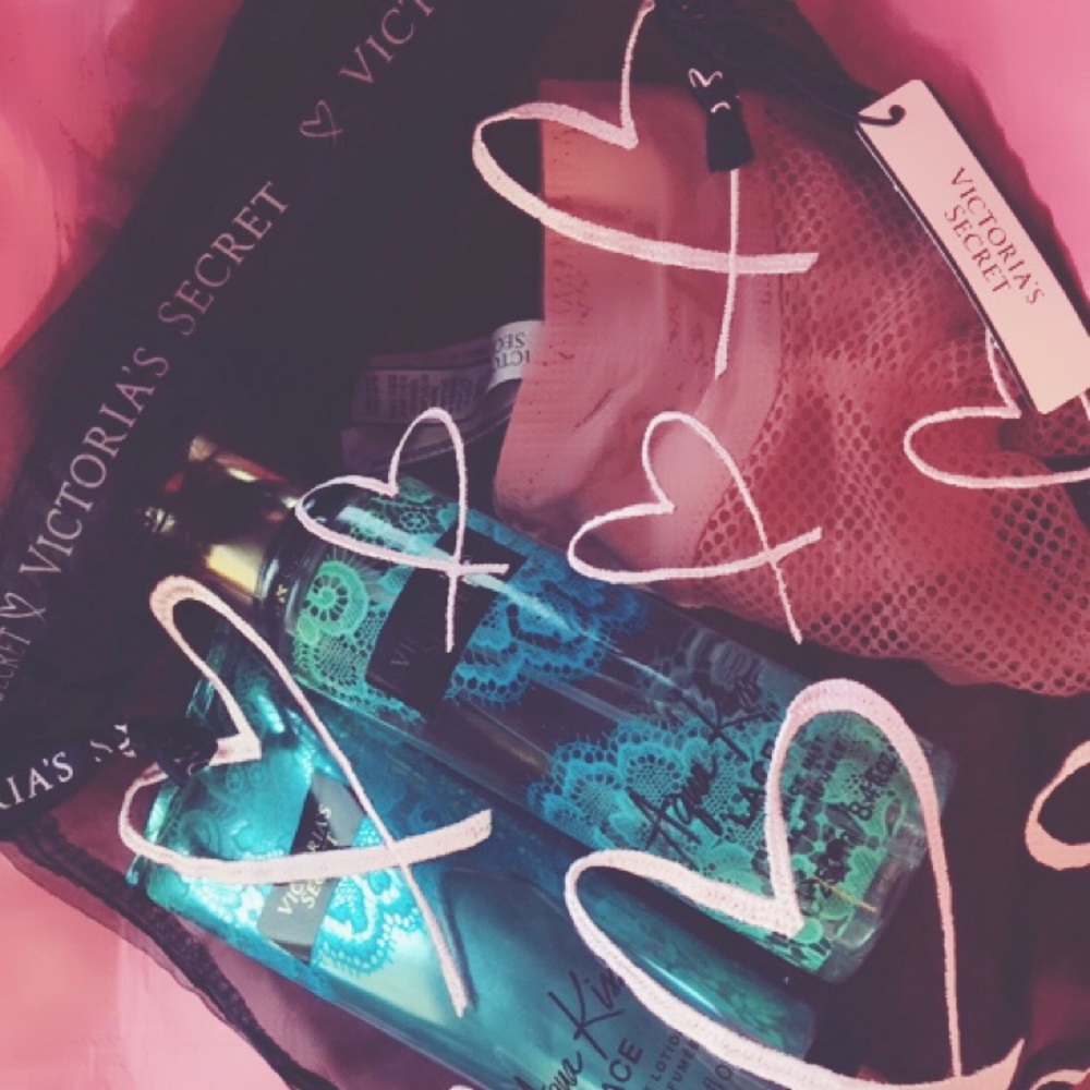 Victoria’s Secret Valentine’s Day Gift Bundle🆕 - Picture 4 of 4
